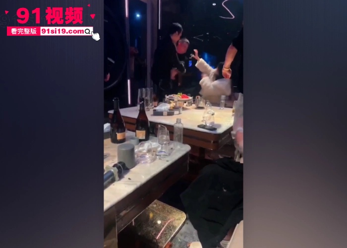 KTV深夜惊魂陪酒妹情绪失控 举起酒瓶爆砸大哥脑壳 玻璃四溅给大哥砸成血怒状态直接开启暴走模式 - 图1