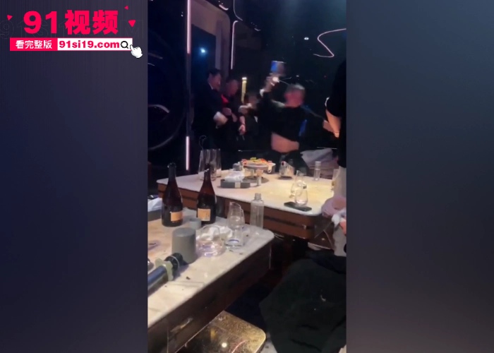 KTV深夜惊魂陪酒妹情绪失控 举起酒瓶爆砸大哥脑壳 玻璃四溅给大哥砸成血怒状态直接开启暴走模式 - 图2