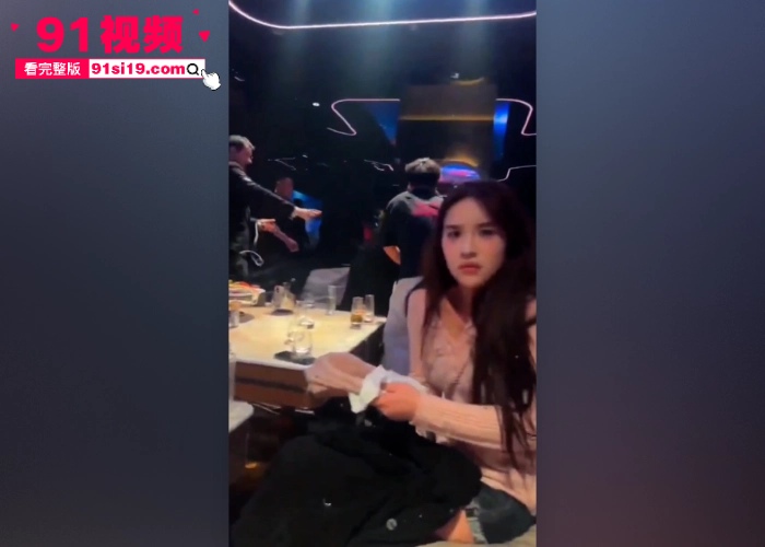 KTV深夜惊魂陪酒妹情绪失控 举起酒瓶爆砸大哥脑壳 玻璃四溅给大哥砸成血怒状态直接开启暴走模式 - 图3