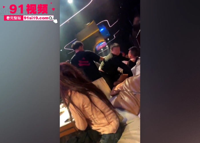 KTV深夜惊魂陪酒妹情绪失控 举起酒瓶爆砸大哥脑壳 玻璃四溅给大哥砸成血怒状态直接开启暴走模式 - 图4