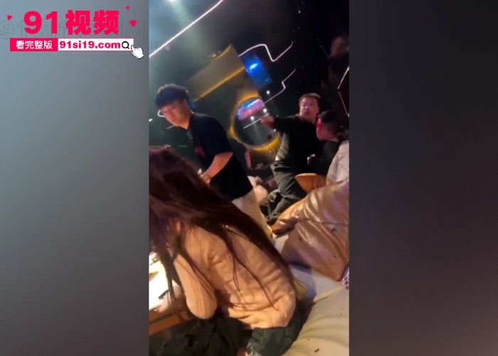KTV深夜惊魂陪酒妹情绪失控 举起酒瓶爆砸大哥脑壳 玻璃四溅给大哥砸成血怒状态直接开启暴走模式 - 图5
