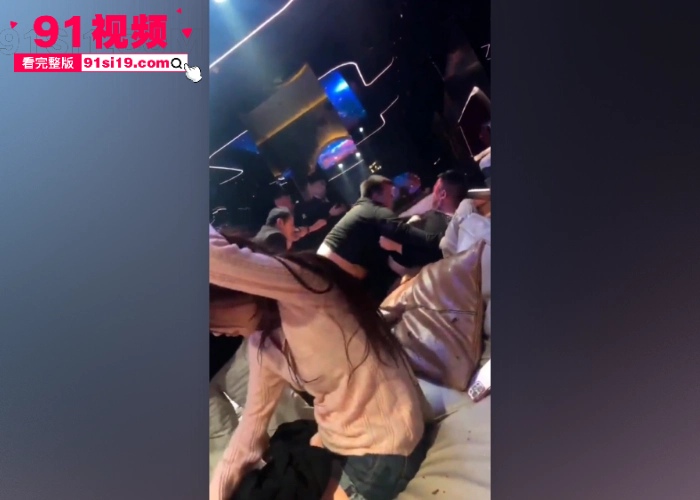 KTV深夜惊魂陪酒妹情绪失控 举起酒瓶爆砸大哥脑壳 玻璃四溅给大哥砸成血怒状态直接开启暴走模式 - 图6