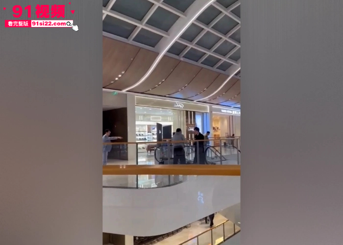 突发血案南昌万象城一男子无故持刀追砍路人 商场保安挺身而出遭刺胸部 现场血流一地 - 图4