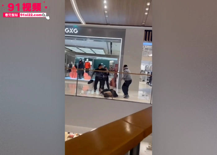 突发血案南昌万象城一男子无故持刀追砍路人 商场保安挺身而出遭刺胸部 现场血流一地 - 图5