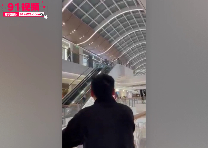 突发血案南昌万象城一男子无故持刀追砍路人 商场保安挺身而出遭刺胸部 现场血流一地 - 图6