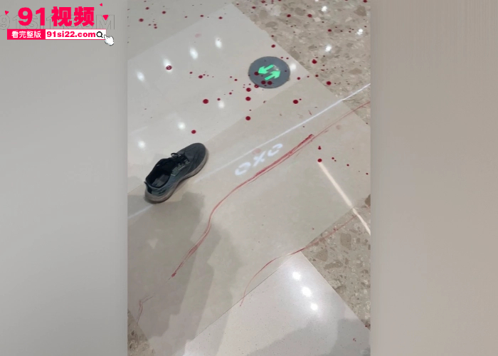 突发血案南昌万象城一男子无故持刀追砍路人 商场保安挺身而出遭刺胸部 现场血流一地 - 图7