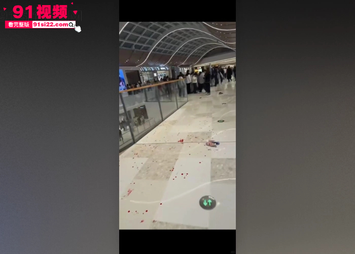 突发血案南昌万象城一男子无故持刀追砍路人 商场保安挺身而出遭刺胸部 现场血流一地 - 图8