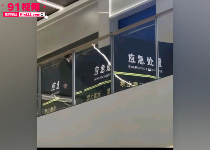 突发血案南昌万象城一男子无故持刀追砍路人 商场保安挺身而出遭刺胸部 现场血流一地 - 图9