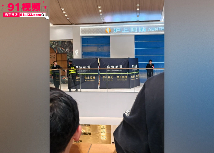 突发血案南昌万象城一男子无故持刀追砍路人 商场保安挺身而出遭刺胸部 现场血流一地 - 图11