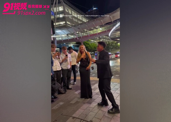 东方会喷火的龙 神不在新西兰 直播时手机被抢遭十余人暴力围殴 鼻子骨折满脸是血 现场视频流出引发热议 - 图9