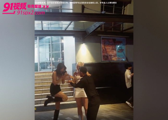 东方会喷火的龙 神不在新西兰 直播时手机被抢遭十余人暴力围殴 鼻子骨折满脸是血 现场视频流出引发热议 - 图10