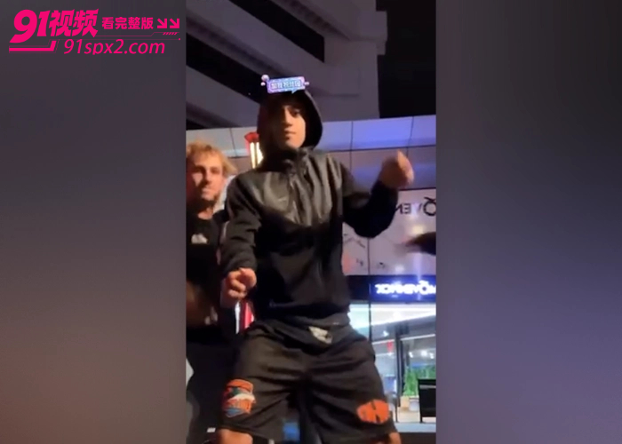 东方会喷火的龙 神不在新西兰 直播时手机被抢遭十余人暴力围殴 鼻子骨折满脸是血 现场视频流出引发热议 - 图17