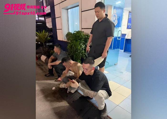 抖音网红 AK刀枪不入 遭遇电信诈骗局去马来西亚要说法 被打成狗现场视频流出 真惨啊被骗钱还被打 - 图8
