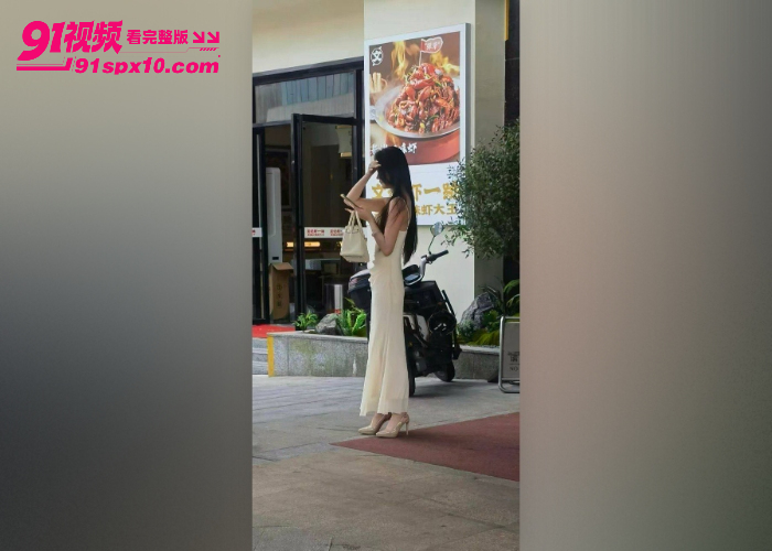河南抓小三惊现惨案视频流出全网疯传 绝美小三被原配当街暴打不堪受辱跳河自杀 原配上吊真牛逼 - 图1
