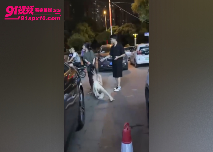 河南抓小三惊现惨案视频流出全网疯传 绝美小三被原配当街暴打不堪受辱跳河自杀 原配上吊真牛逼 - 图4
