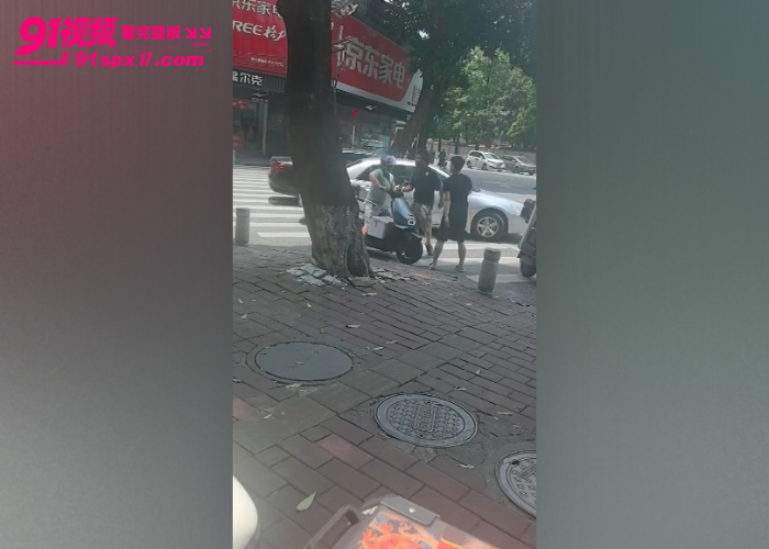 广东外卖小哥随身携带菜刀上班 肯德基门口冲突掏菜刀砍人 上演武器配送经典名场面 - 图1