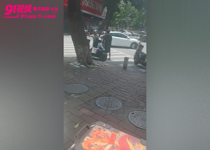 广东外卖小哥随身携带菜刀上班 肯德基门口冲突掏菜刀砍人 上演武器配送经典名场面 - 图2