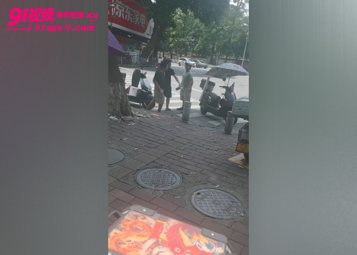 广东外卖小哥随身携带菜刀上班 肯德基门口冲突掏菜刀砍人 上演武器配送经典名场面 - 图3
