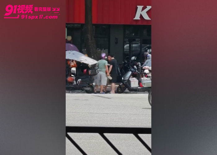 广东外卖小哥随身携带菜刀上班 肯德基门口冲突掏菜刀砍人 上演武器配送经典名场面 - 图4