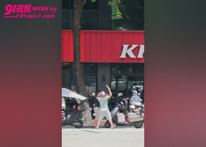 广东外卖小哥随身携带菜刀上班 肯德基门口冲突掏菜刀砍人 上演武器配送经典名场面 - 图7