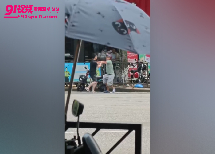广东外卖小哥随身携带菜刀上班 肯德基门口冲突掏菜刀砍人 上演武器配送经典名场面 - 图10