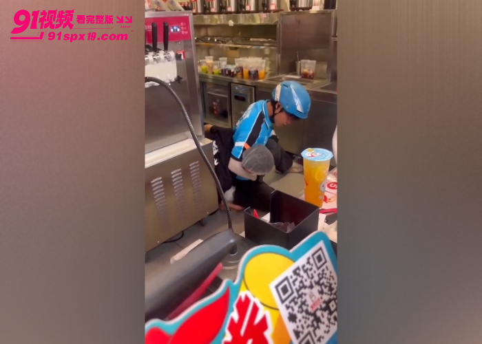 近日秋天第一杯奶茶梗复现 多地奶茶店和外卖小哥冲突 爆单矛盾直接店内斗殴 - 图5