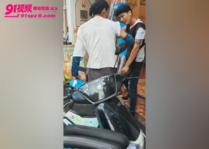 近日秋天第一杯奶茶梗复现 多地奶茶店和外卖小哥冲突 爆单矛盾直接店内斗殴 - 图8