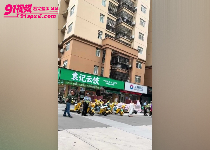 广西南宁袁记云饺 楼上女子赤裸坠楼身亡 现场围观者众多 疑被捉奸或赌球输钱 死因猜测引发热议 - 图3