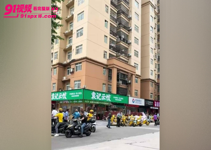 广西南宁袁记云饺 楼上女子赤裸坠楼身亡 现场围观者众多 疑被捉奸或赌球输钱 死因猜测引发热议 - 图4