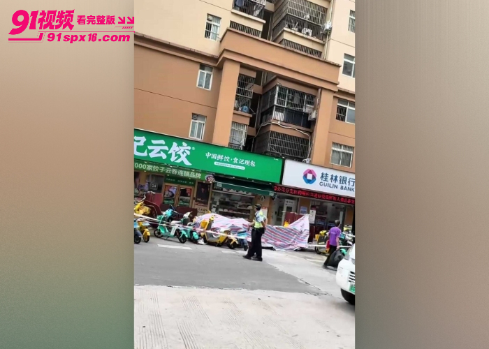 广西南宁袁记云饺 楼上女子赤裸坠楼身亡 现场围观者众多 疑被捉奸或赌球输钱 死因猜测引发热议 - 图5