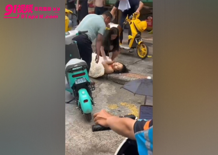 广西南宁袁记云饺 楼上女子赤裸坠楼身亡 现场围观者众多 疑被捉奸或赌球输钱 死因猜测引发热议 - 图7
