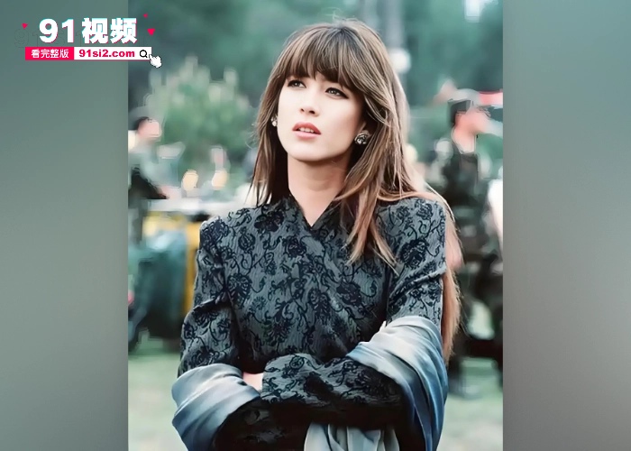 法国国宝级女神 苏菲•玛索 出席电影节衣服掉落不慎露点奶头清晰可见 早期拍摄的三级片出道 年轻时真是绝世颜值 - 图1