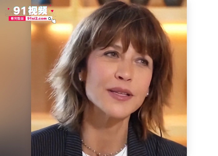 法国国宝级女神 苏菲•玛索 出席电影节衣服掉落不慎露点奶头清晰可见 早期拍摄的三级片出道 年轻时真是绝世颜值 - 图2