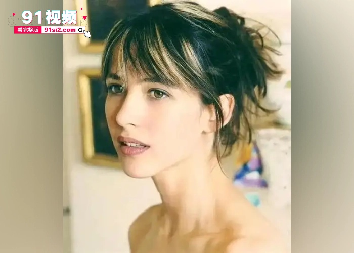 法国国宝级女神 苏菲•玛索 出席电影节衣服掉落不慎露点奶头清晰可见 早期拍摄的三级片出道 年轻时真是绝世颜值 - 图6