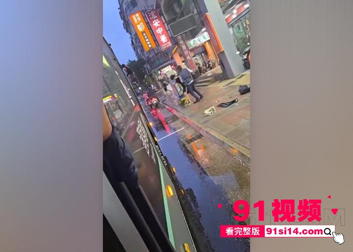钱都不会收 你这辈子也就这样了 中国台湾桃园客运司机因一句话破防 停车暴打学生 现场视频流出 - 图4