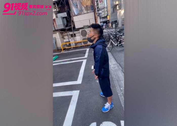 毁三观白天窗边活春宫 情侣窗口激情做爱 楼下小伙现场看片打飞机 隔空猥亵秀到极致 - 图3