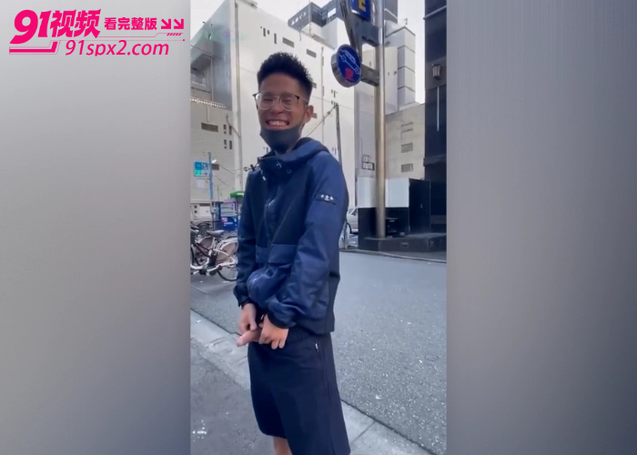 毁三观白天窗边活春宫 情侣窗口激情做爱 楼下小伙现场看片打飞机 隔空猥亵秀到极致 - 图4
