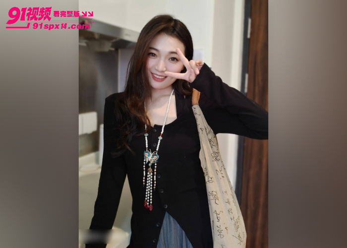 江苏金融学院 王雅蕊 碎花裙掀到腰间挑逗男友 小骚货口交暴力做爱骑乘猛摇高潮浪叫 - 图2