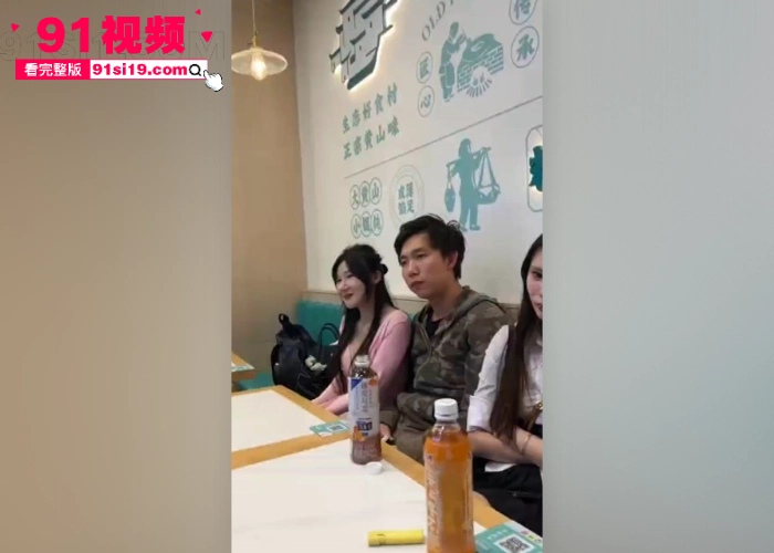 上海餐厅长寿路泡泡小馄饨店打架事件 疑似闺蜜反目成仇当场互撕巨乳黑衣女被打的满脸的血 - 图1
