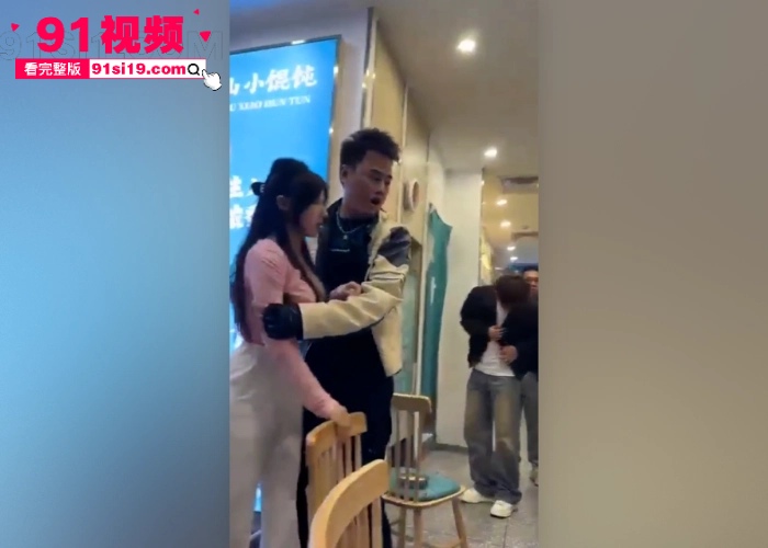 上海餐厅长寿路泡泡小馄饨店打架事件 疑似闺蜜反目成仇当场互撕巨乳黑衣女被打的满脸的血 - 图2