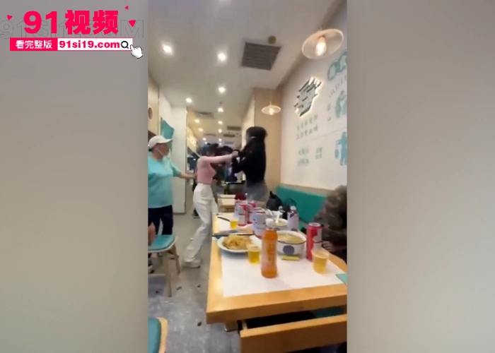 上海餐厅长寿路泡泡小馄饨店打架事件 疑似闺蜜反目成仇当场互撕巨乳黑衣女被打的满脸的血 - 图3