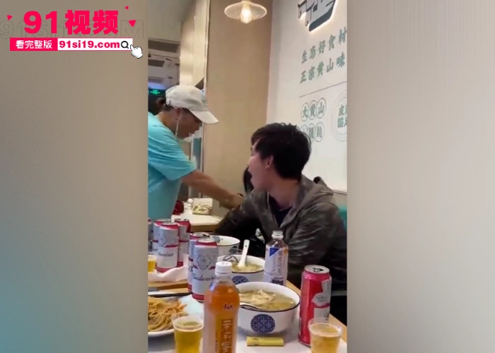 上海餐厅长寿路泡泡小馄饨店打架事件 疑似闺蜜反目成仇当场互撕巨乳黑衣女被打的满脸的血 - 图4