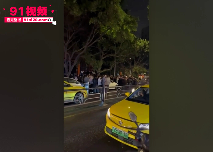 海南海口精神小伙网上约架 街头上演百人大战持刀互砍 现场堪比香港古惑仔 - 图1