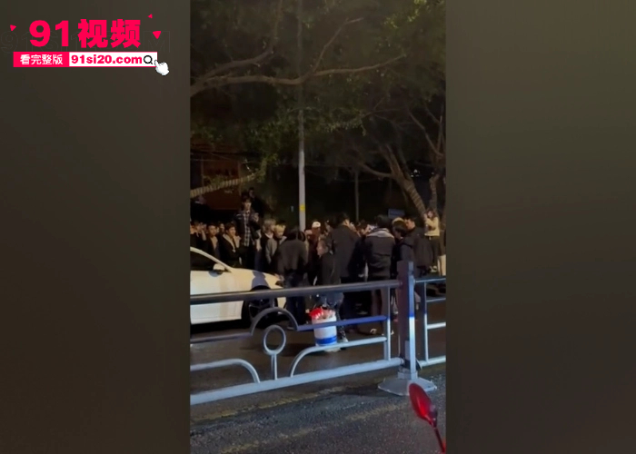 海南海口精神小伙网上约架 街头上演百人大战持刀互砍 现场堪比香港古惑仔 - 图2
