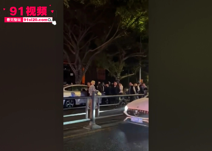海南海口精神小伙网上约架 街头上演百人大战持刀互砍 现场堪比香港古惑仔 - 图3