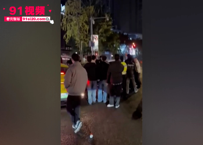 海南海口精神小伙网上约架 街头上演百人大战持刀互砍 现场堪比香港古惑仔 - 图4