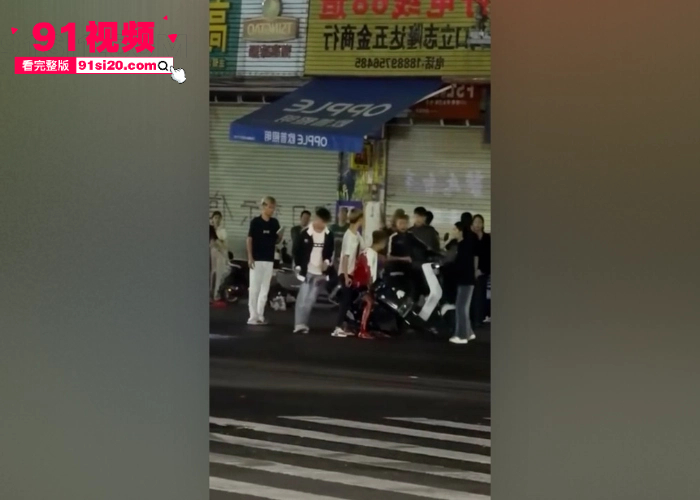 海南海口精神小伙网上约架 街头上演百人大战持刀互砍 现场堪比香港古惑仔 - 图5