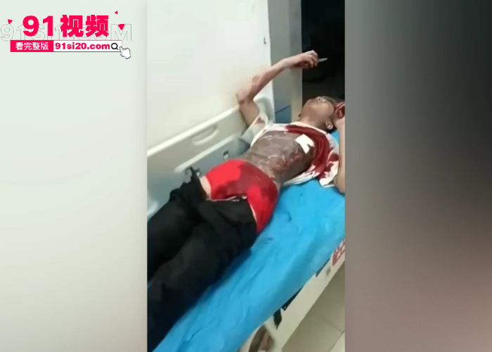 海南海口精神小伙网上约架 街头上演百人大战持刀互砍 现场堪比香港古惑仔 - 图7