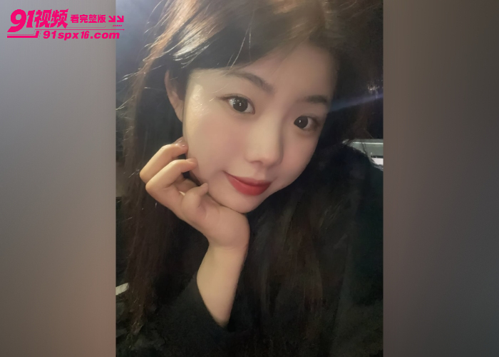金主包养调教清纯学妹 玉足夹肉棒足交 粉嫩脚心磨龟头倒润滑油手撸 油亮肉棒爆射 - 图2