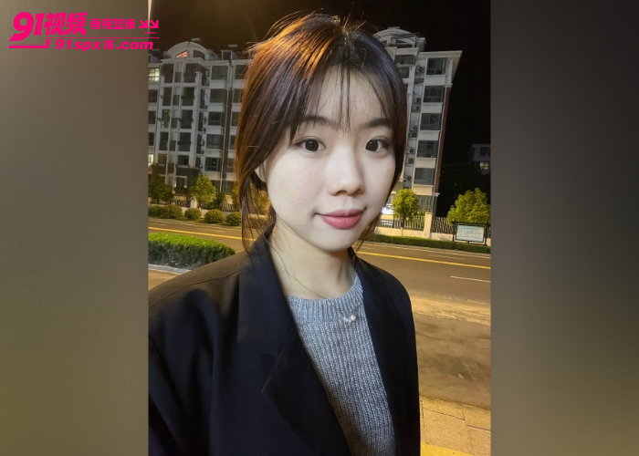 金主包养调教清纯学妹 玉足夹肉棒足交 粉嫩脚心磨龟头倒润滑油手撸 油亮肉棒爆射 - 图3